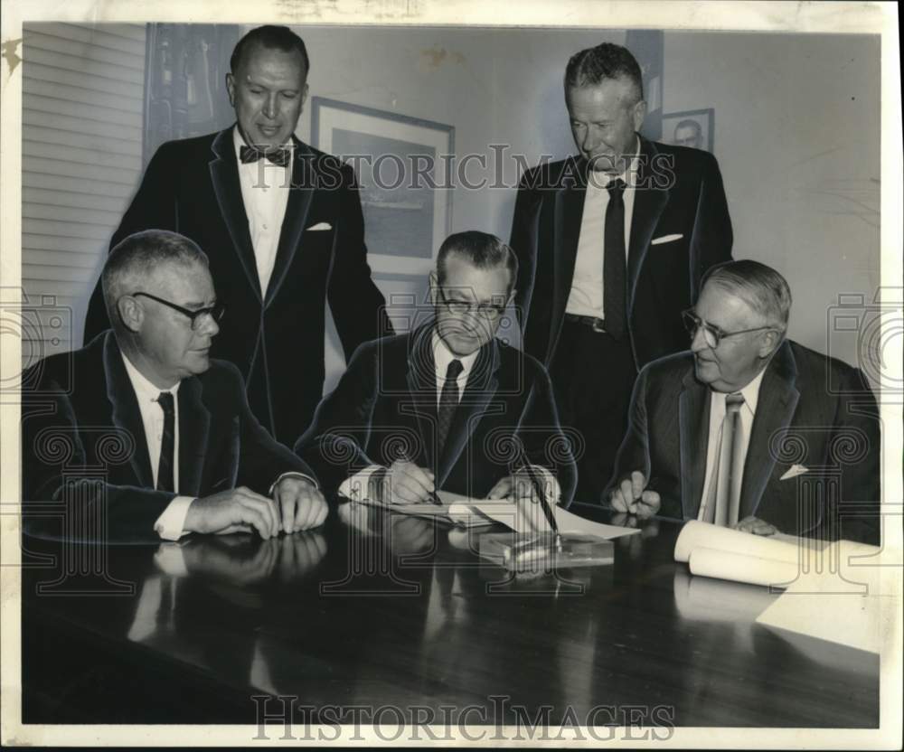 1960 Press Photo Lykes Brothers officials sign ship building contract- Historic Images