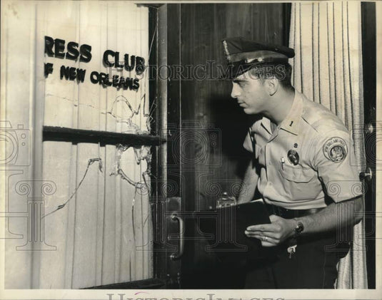 1966 Press Photo L.S. Sunseri looks at New Orleans Press Club's broken door- Historic Images