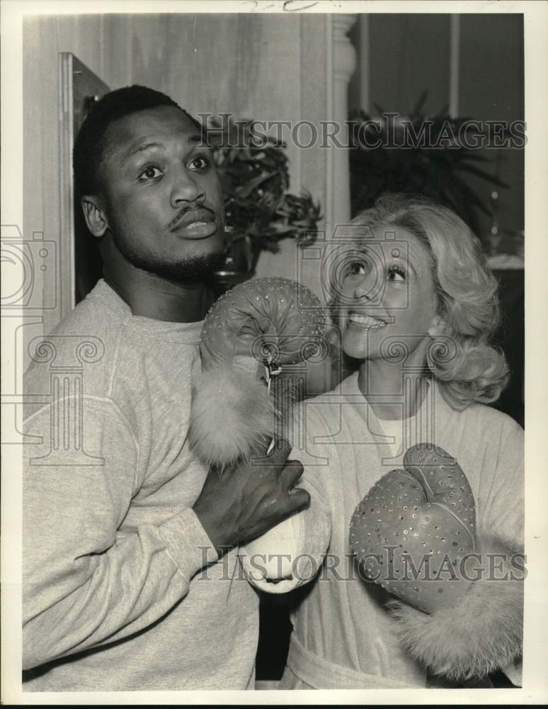 1971 Press Photo Joe Frazier and Dinah Shore appear on &quot;Dinah&#39;s Place.&quot;- Historic Images