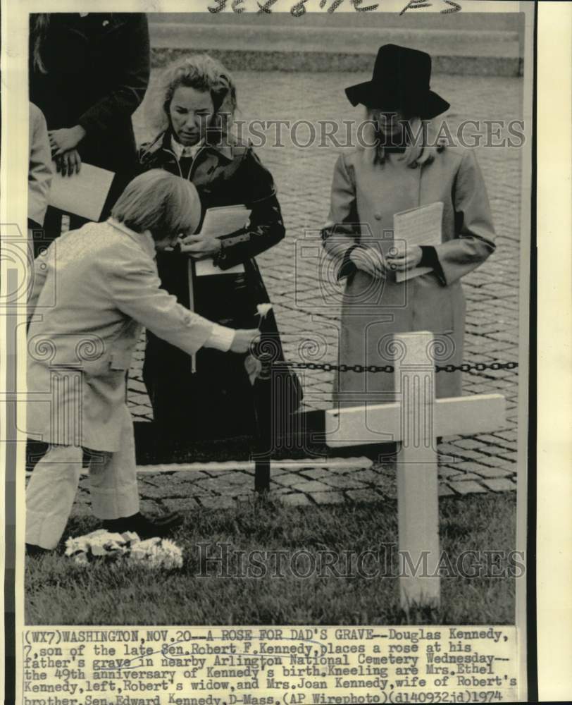 1974 Press Photo Kennedy family members visit grave of Senator Robert Kennedy.- Historic Images