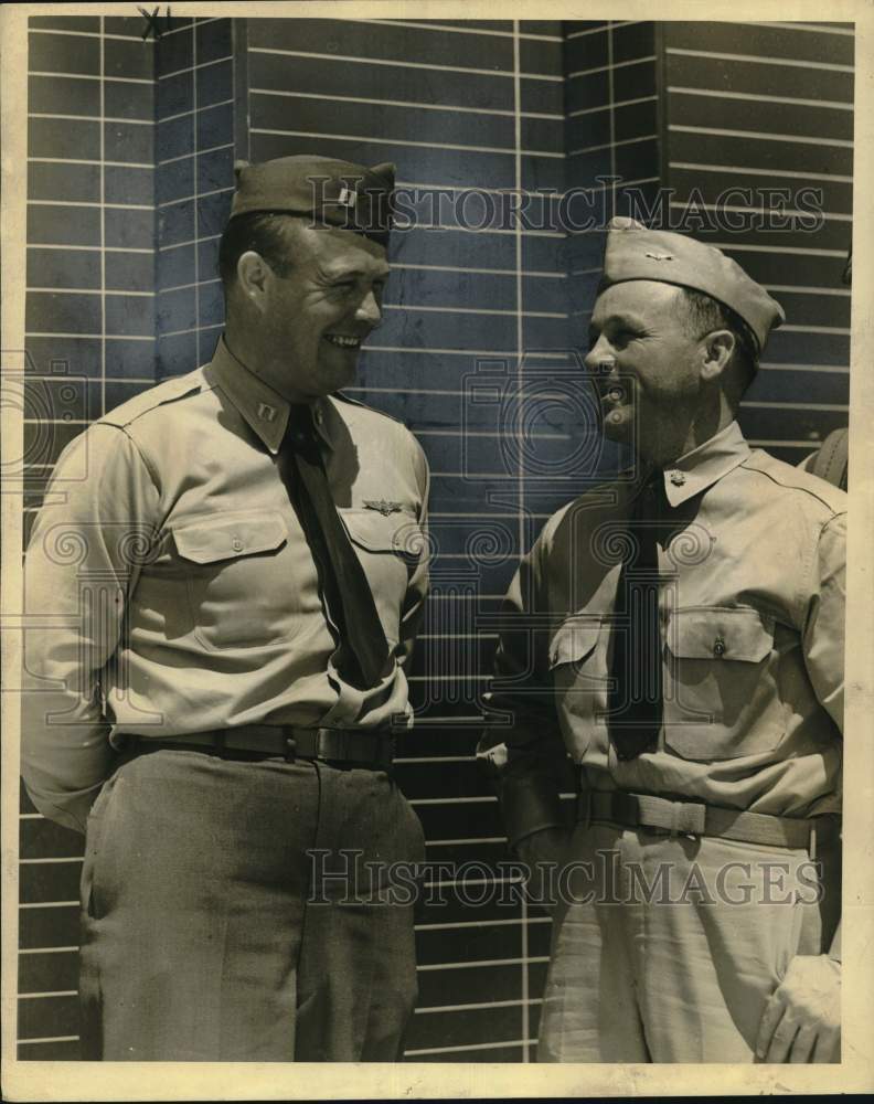 1943 Press Photo Actor-soldier Wayne B.D. Morris, Jr. with Lt. Hugh Jenkins- Historic Images