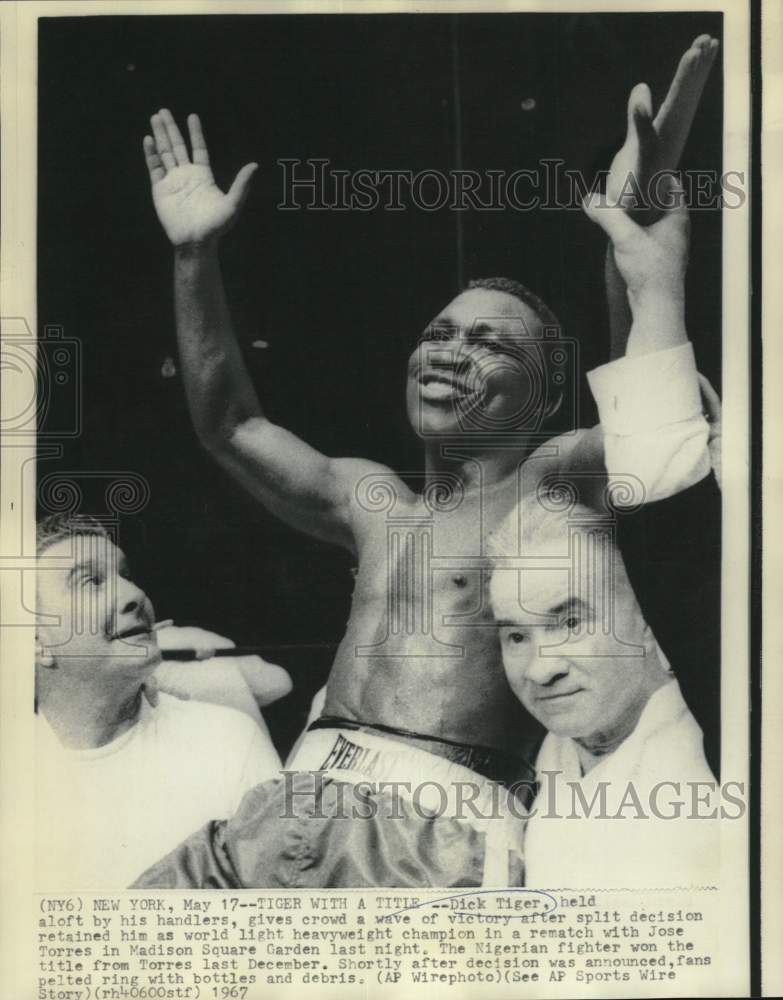 1967 Press Photo Dick Tiger, held aloft, gives crowd wave of victory in New York- Historic Images