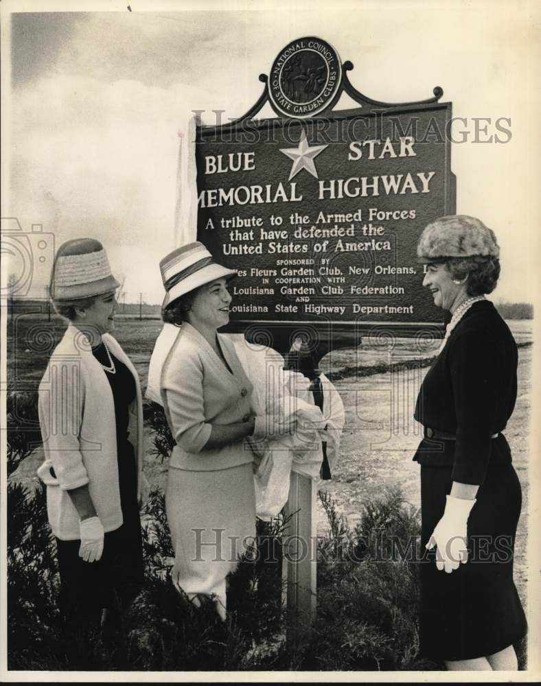 1963 Press Photo Garden Club members at Michoud Boulevard Blue Star marker- Historic Images