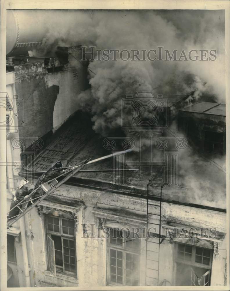 1960 Press Photo Firemen stretch to battle general-alarm at 111 Chartres- Historic Images