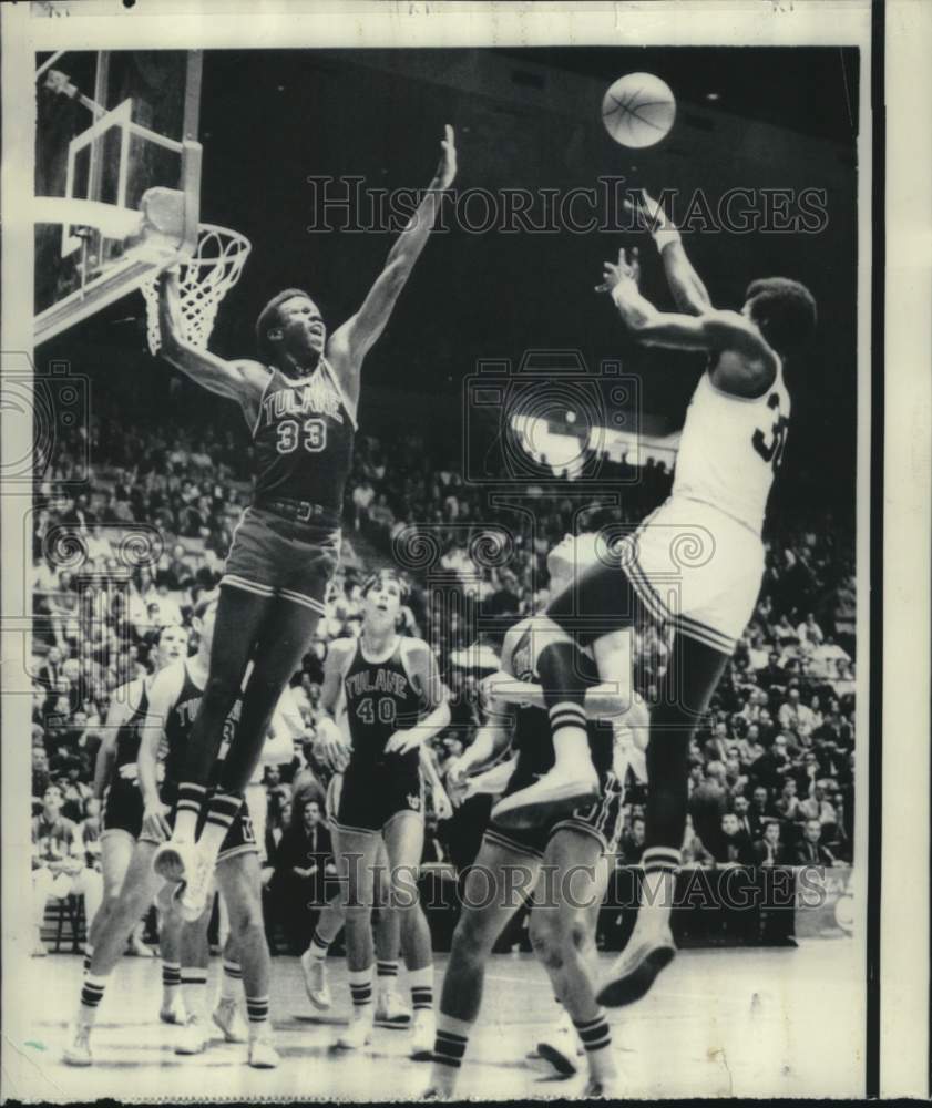 1969 Press Photo Tulane&#39;s Harold Sylvester and John Sutter in game with UCLA- Historic Images