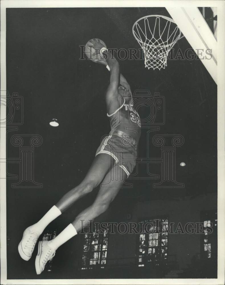 1970 Press Photo Tulane basketball player Harold Sylvester jumps for basket- Historic Images