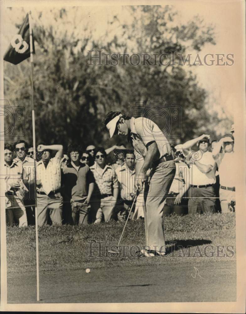 1977 Press Photo Golfer Tom Watson putts on 8th green. - nox60896- Historic Images