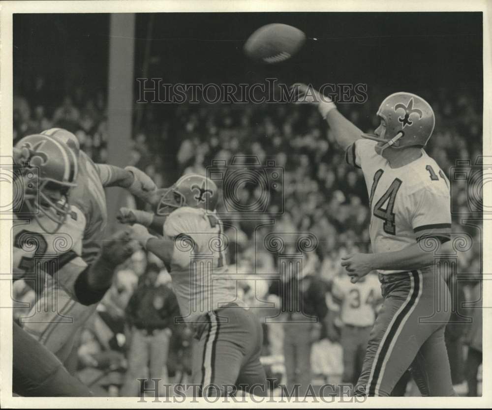 1969 Press Photo Saints&#39; Karl Sweeton (14) vs Detroit in football game.- Historic Images