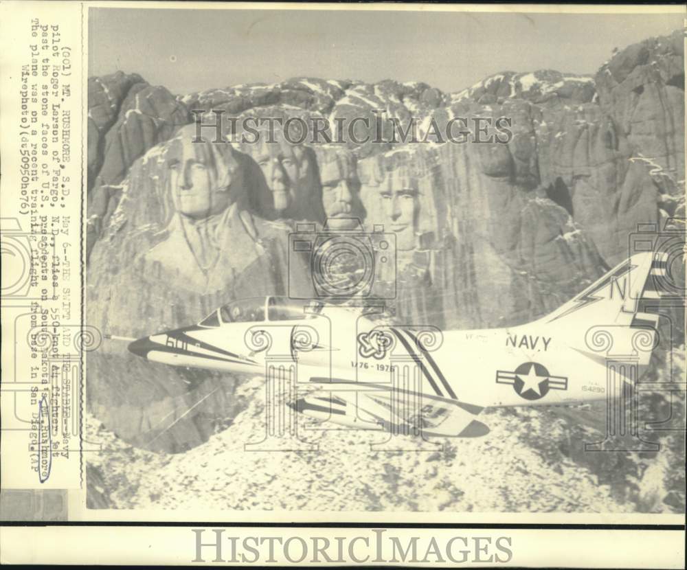 1976 Press Photo Navy pilot Roger Larson flies jet past Mt. Rushmore monument.- Historic Images