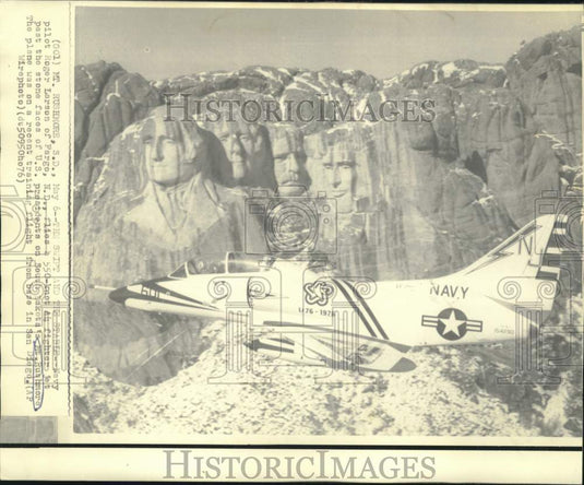 1976 Press Photo Navy pilot Roger Larson flies jet past Mt. Rushmore monument.- Historic Images