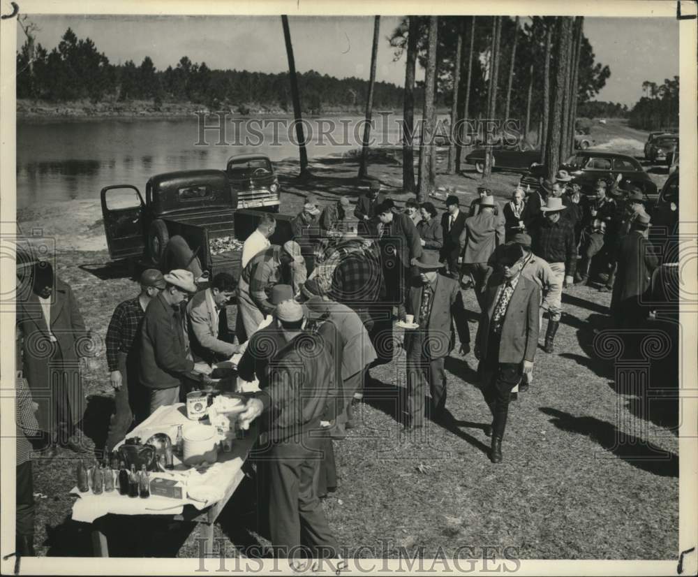 1951 Press Photo Fox Hunt Seafood Dinner held near Casting Grounds. - nox61212- Historic Images