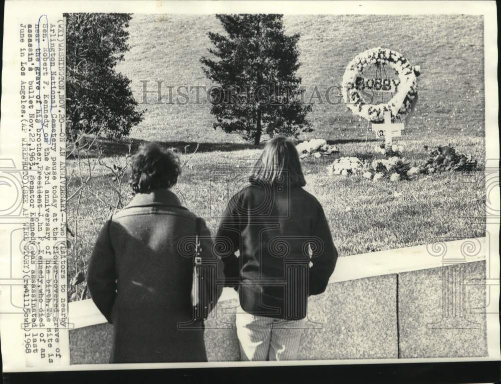 1968 Press Photo Visitors pause at grave of Senator Robert Kennedy at Arlington- Historic Images