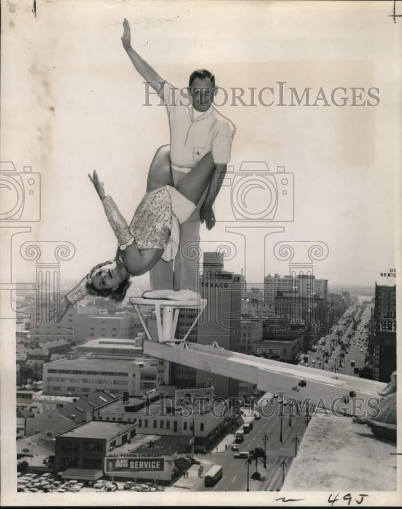 1961 Press Photo Stunt performed by Betty and Benny Fox atop Claiborne Towers- Historic Images