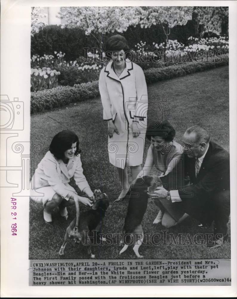 1964 Press Photo President Lyndon and Family with Beagles outside White House- Historic Images