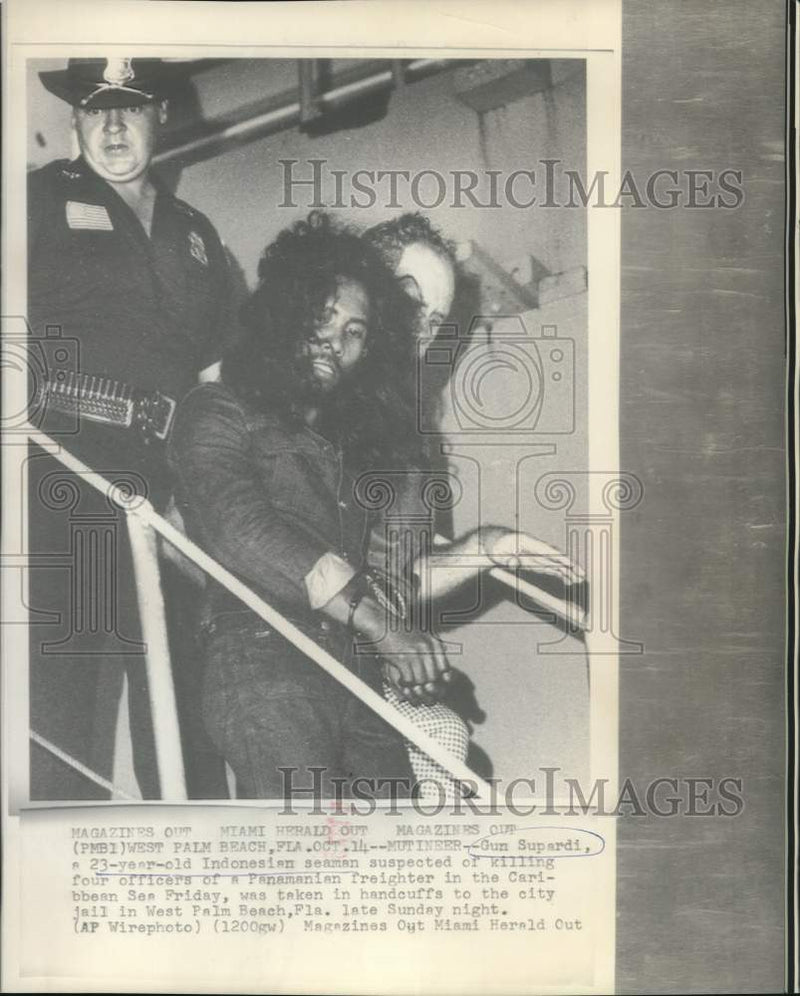 Load image into Gallery viewer, 1975 Press Photo Gun Supardi arrested in West Palm Beach, Florida - nox62259
