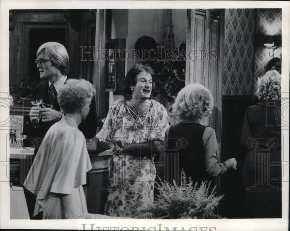 1979 Press Photo Robin Williams and cast of ABC-TV&#39;s &quot;Mork and Mindy.&quot;- Historic Images