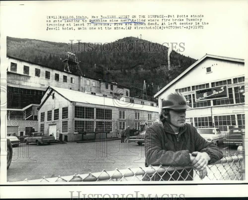 1972 Press Photo Pat Potts stands at Sunshine mine entrance at Kellogg, ID- Historic Images