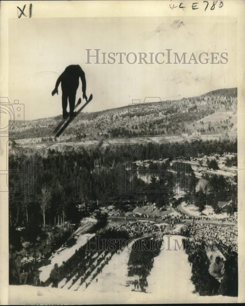 1946 Press Photo Amateur ski-jump champ Walter Bietila at Daconia, NH event- Historic Images