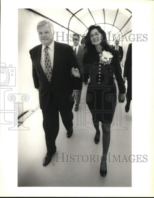 1995 Press Photo Senator and Mrs. Edward Kennedy exit Avondale Shipyard, LA- Historic Images