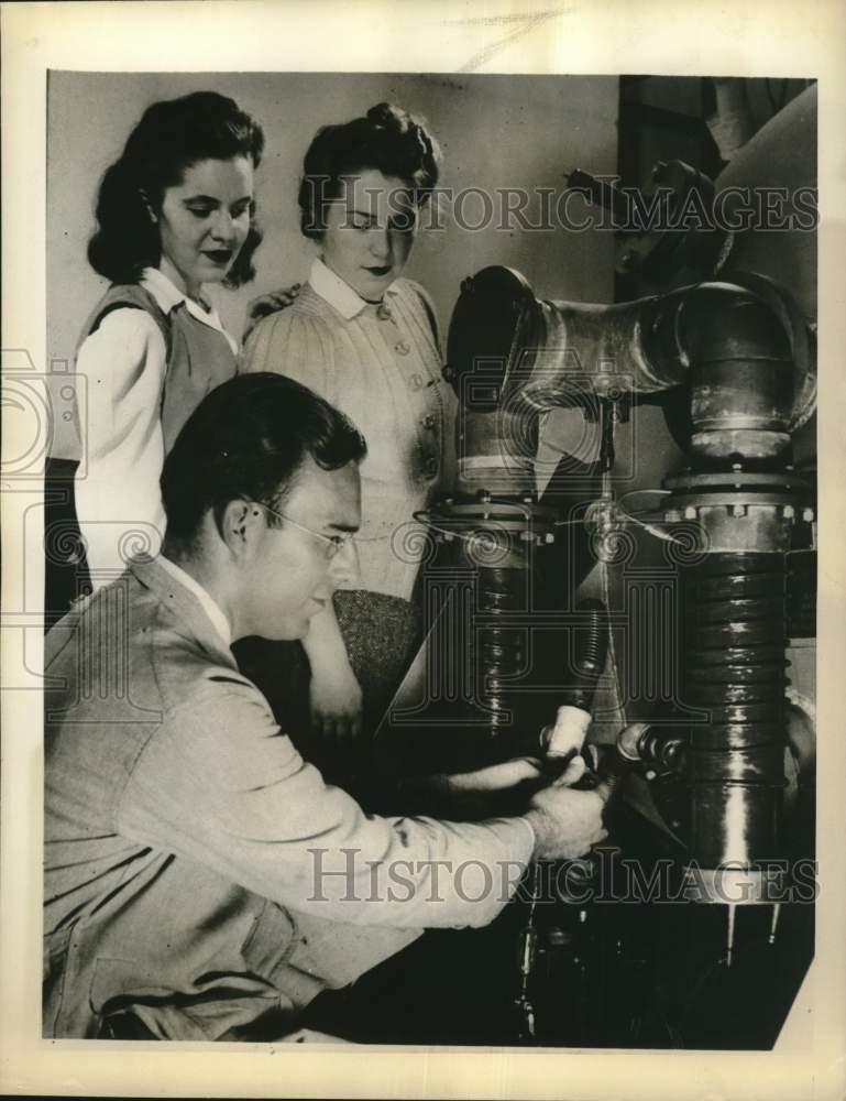 1945 Press Photo Dr. W.R. Kanne and Students with Atom Smasher, Illinois Tech- Historic Images