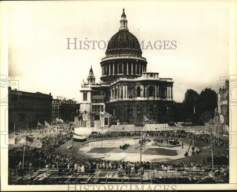1943 Press Photo Garden Party and Fete near St. Paul&#39;s Cathedral in London