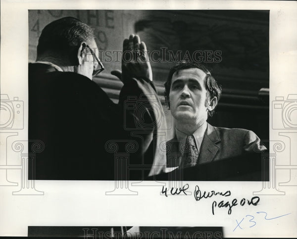 1971 Press Photo Justice Edward Howell administers oath to Sen. John ...
