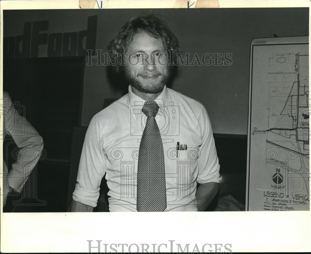 1980 Press Photo Tom Vanderzanden Of The Department Of Environmental Services- Historic Images
