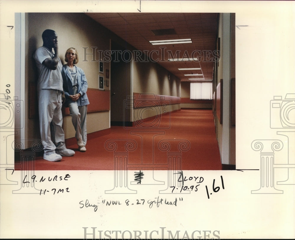 1995 Press Photo Janet & Velesquez Polk White Nurse - ora95323- Historic Images