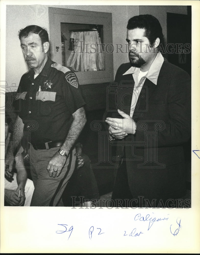 1981 Press Photo Richard Caliguri escorted by Clark County deputy sheriff- Historic Images