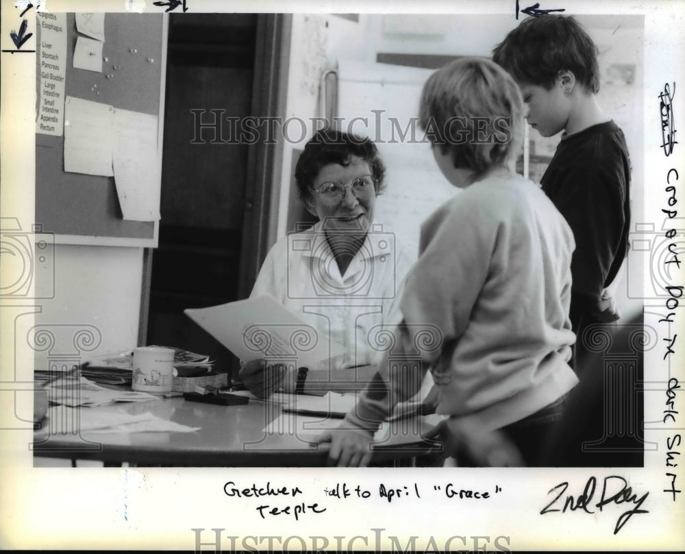 1990 Press Photo Gretchen Teepie, director of the Jasper center's school.- Historic Images