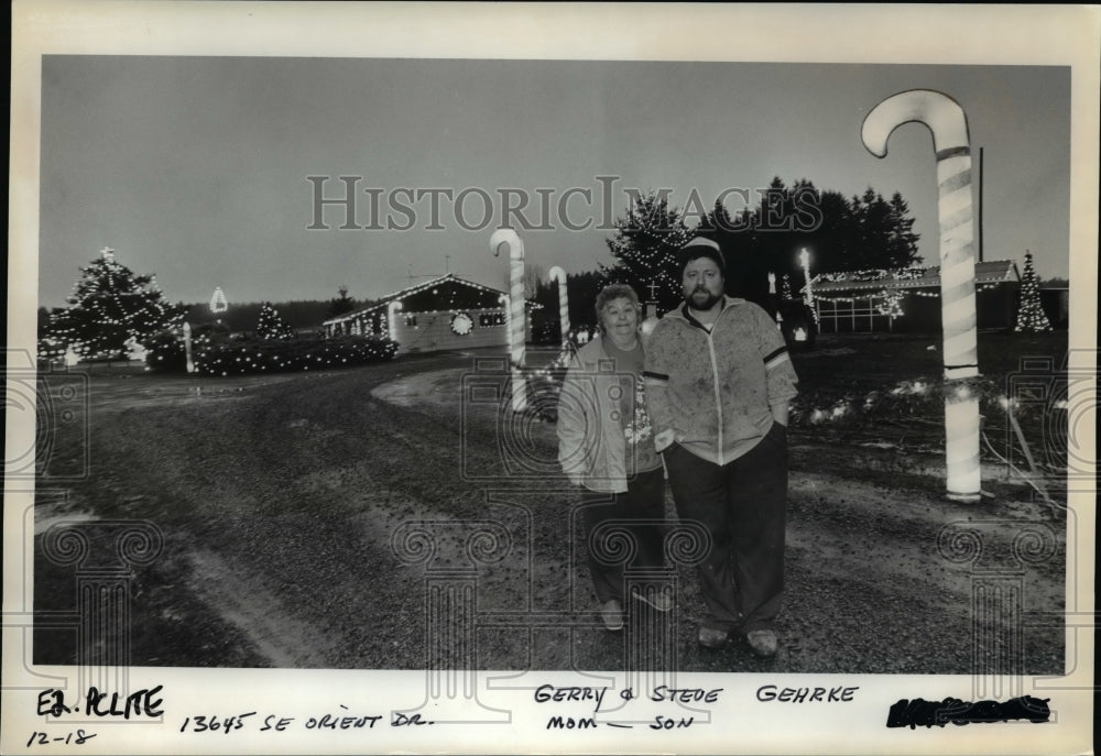 1991 Press Photo Gerry Gehrke & son Steve decorated home for Christmas holiday- Historic Images