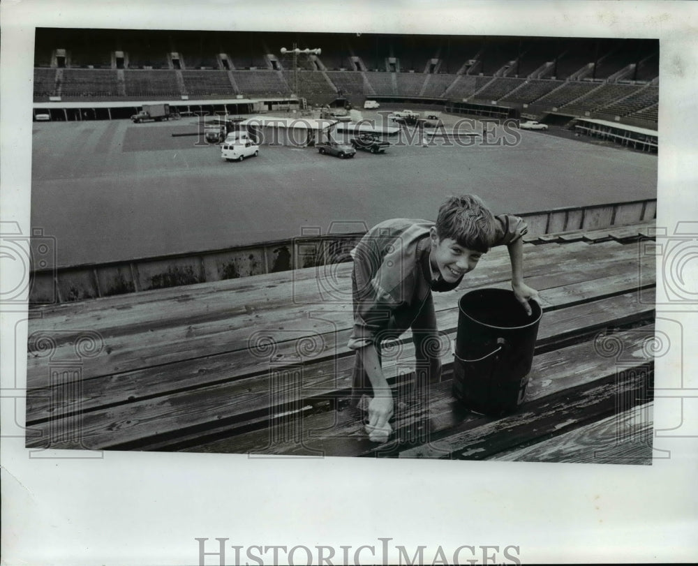 1974 Press Photo Darin Worsyth Scrubs Bleachers at Portland Civic Stadium- Historic Images