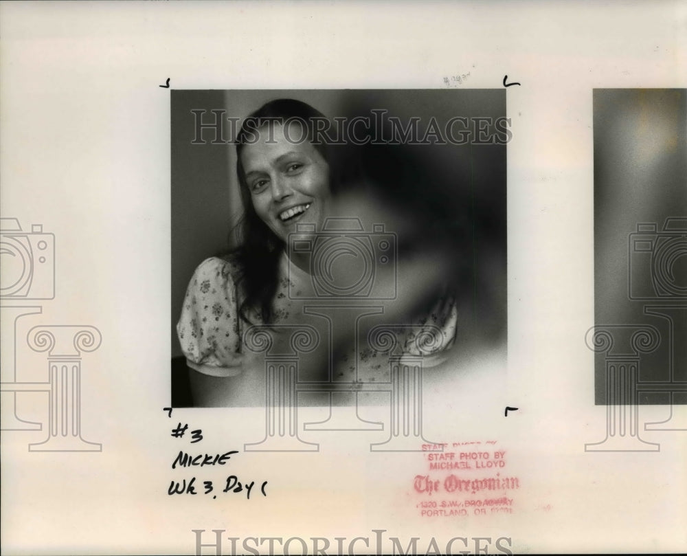 1989 Press Photo Mickie with counselor Bill Bessler regarding drug addiction- Historic Images