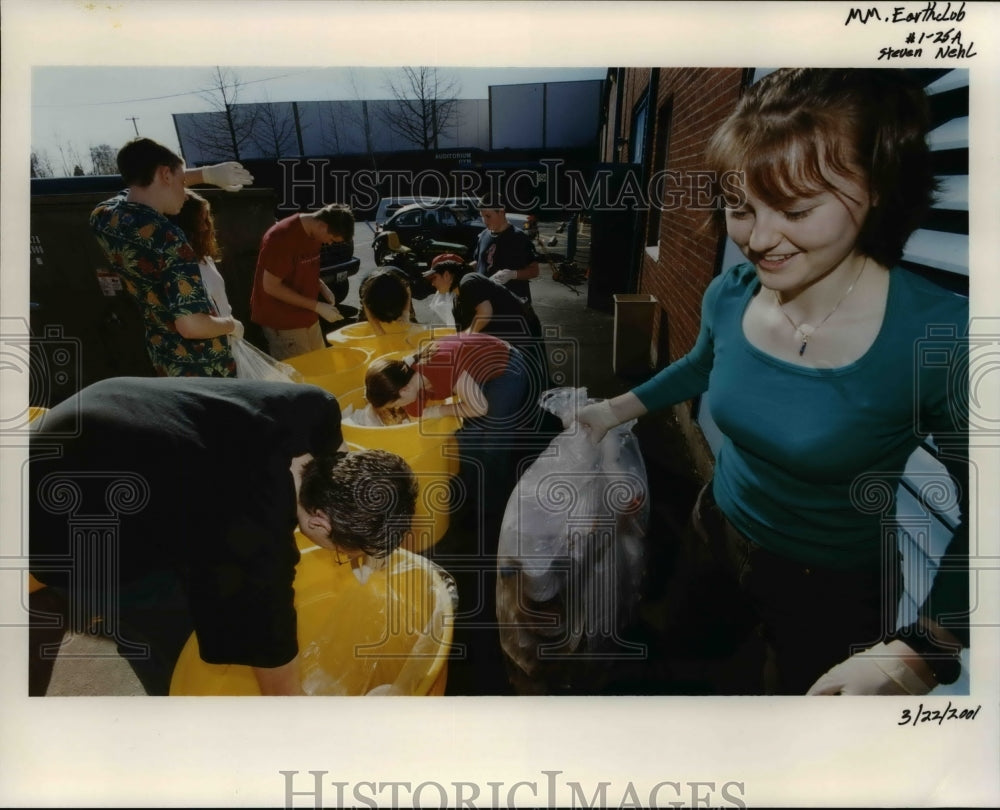 2001 Press Photo Recycling - Earth Club - orb39773- Historic Images