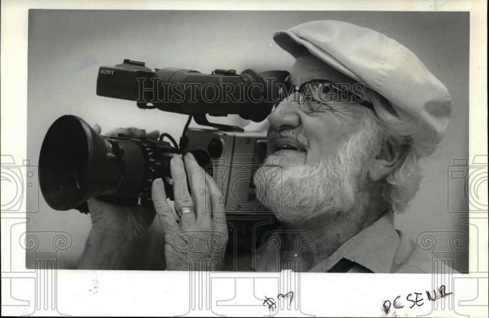 1987 Press Photo Frank Meyers, the cameraman during the taping of Age Wise- Historic Images
