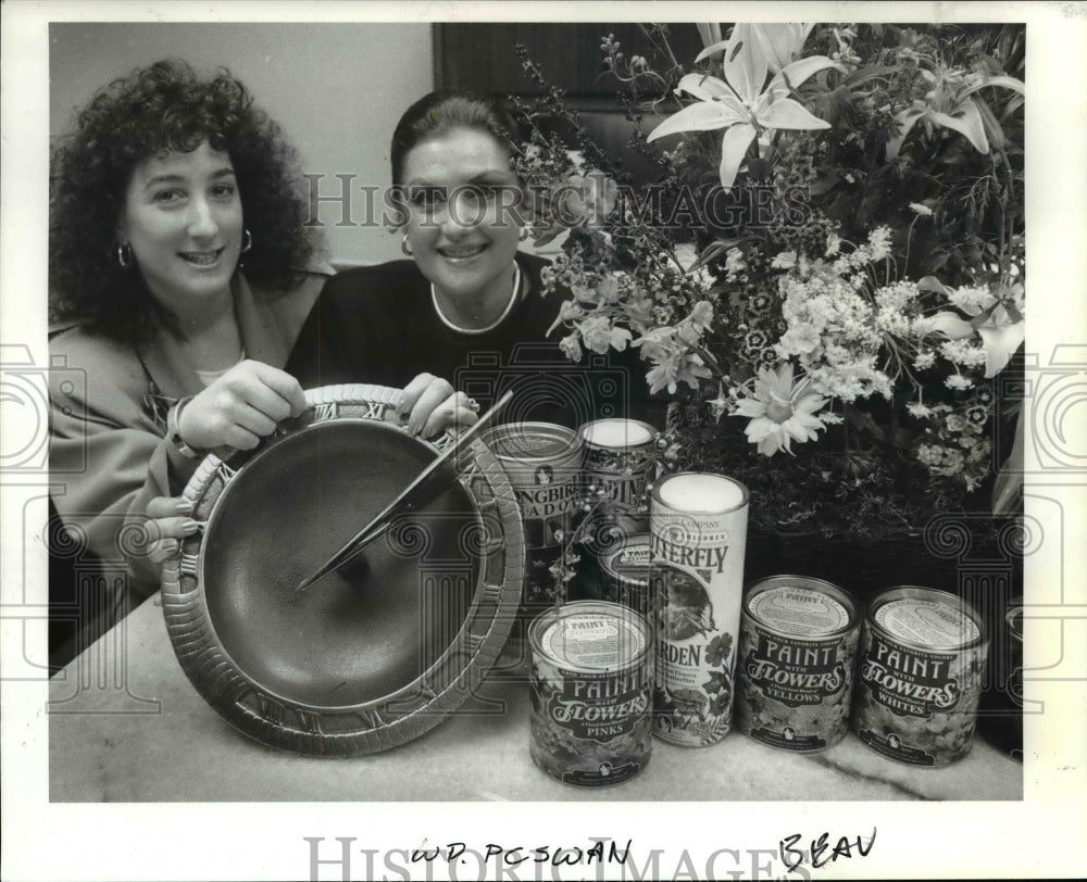 1989 Press Photo Ruth and Debbi Saltzman operate White Swan Ltd. - orb47233- Historic Images