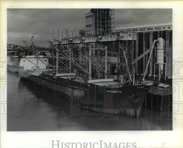 1983 Press Photo Carrier Antoinette filled with grain at Louis Dreyfus ...