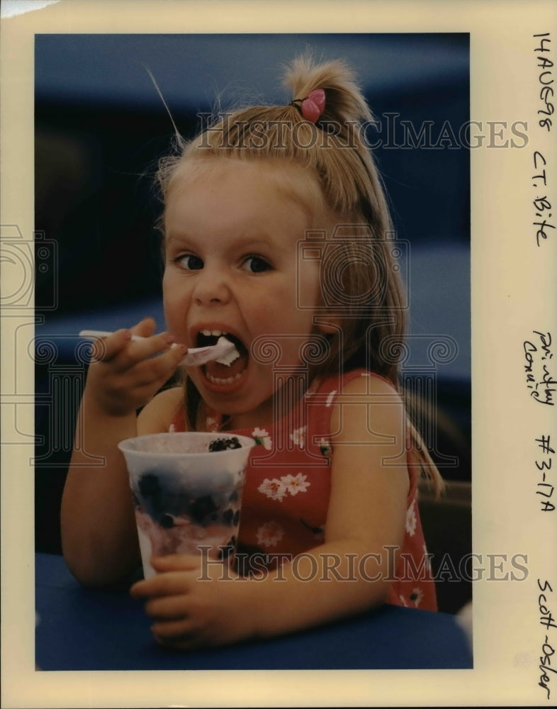 1998 Press Photo Eat Ice Cream to beat the summer heat Portland Weather- Historic Images