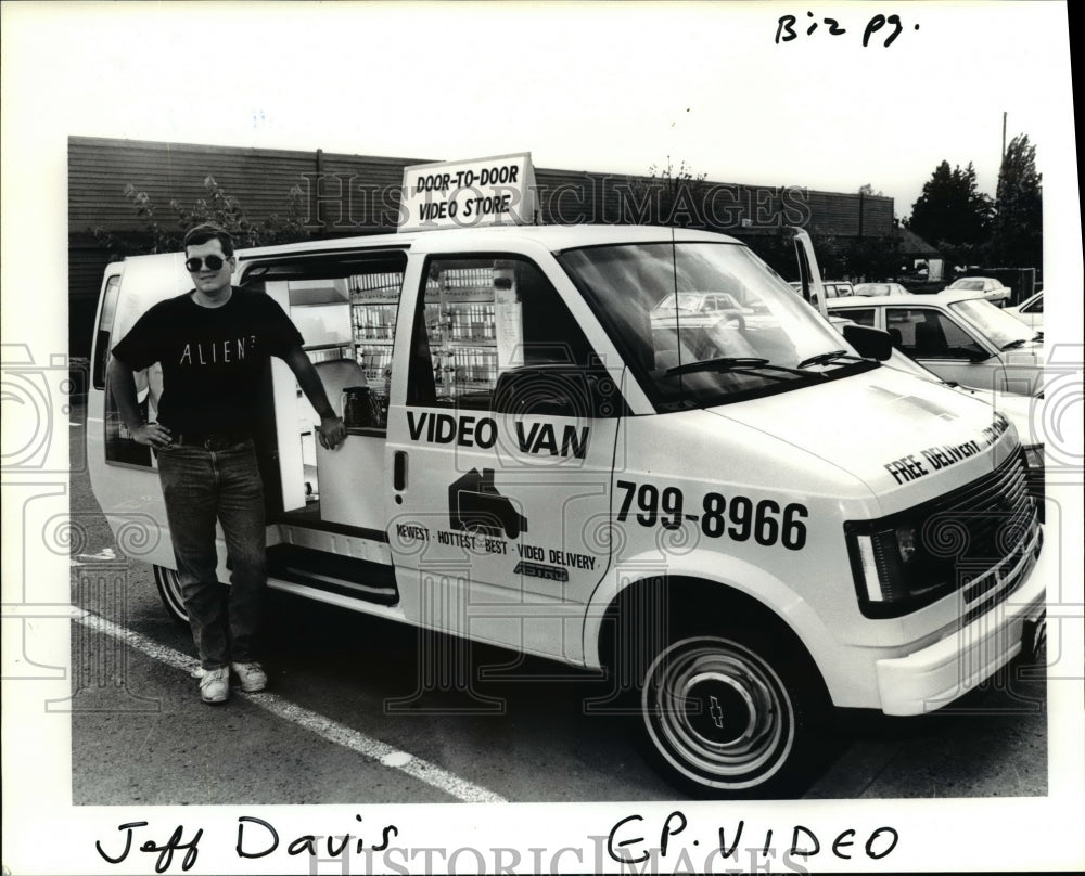 1992 Press Photo Jeff Davis poses outside his video tape rental business van- Historic Images