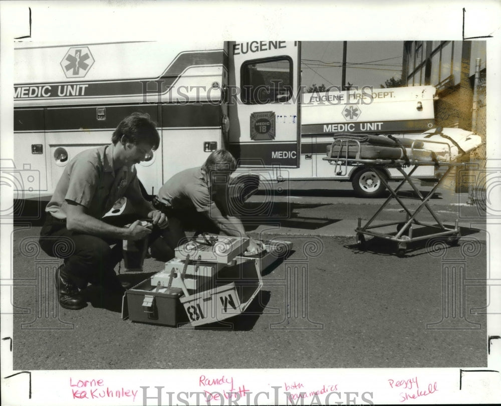 1985 Press Photo Lorme Kuhnley and Randy DeWitt paramedics Emergency Service- Historic Images