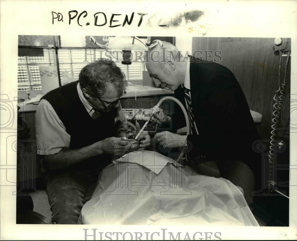 1985 Press Photo La Tonya Green receives care from Ben W Curtis Dental Assoc- Historic Images