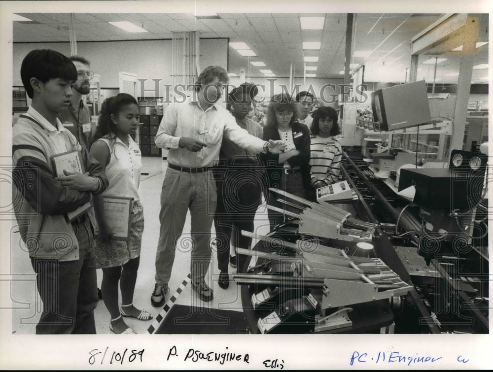 1989 Press Photo Ken Wade, a manufacturing engineer-Hewlett-Packard - orb69755- Historic Images