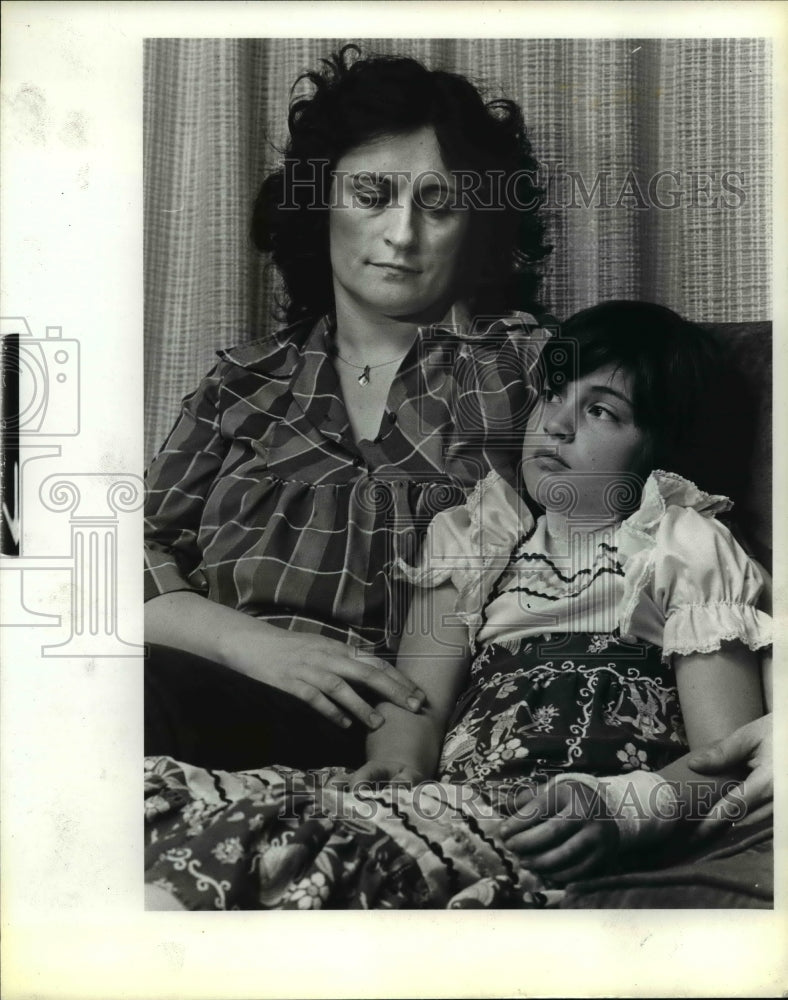 1984 Press Photo Angeline R.A. McLaughin, is comforted by her mother - orb69970- Historic Images