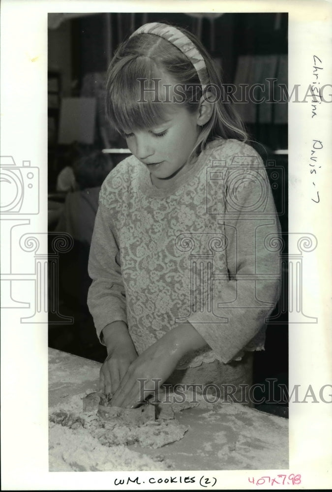 1992 Press Photo Christina Davis wields mastodon-shaped cookie cutter - orb70466- Historic Images
