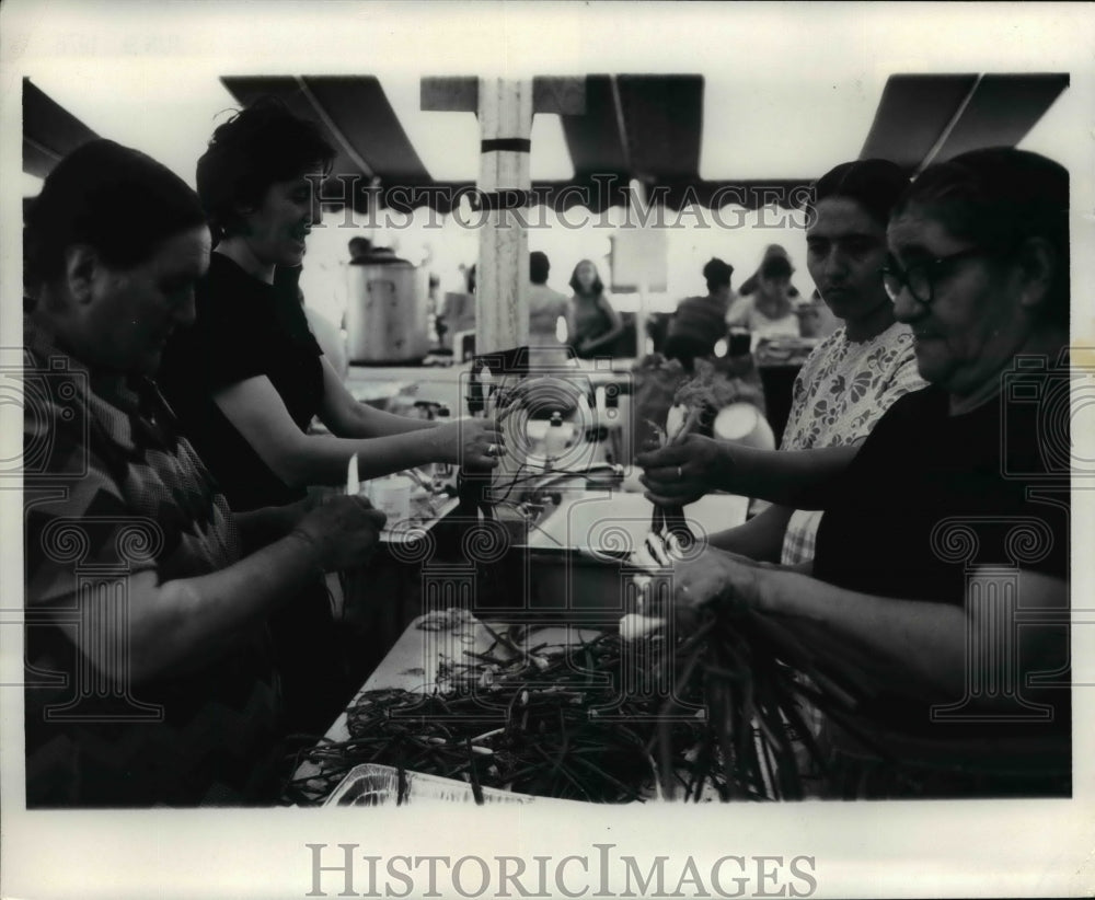 1976 Press Photo Women of Greek descent prepare vegetables for traditional foods- Historic Images