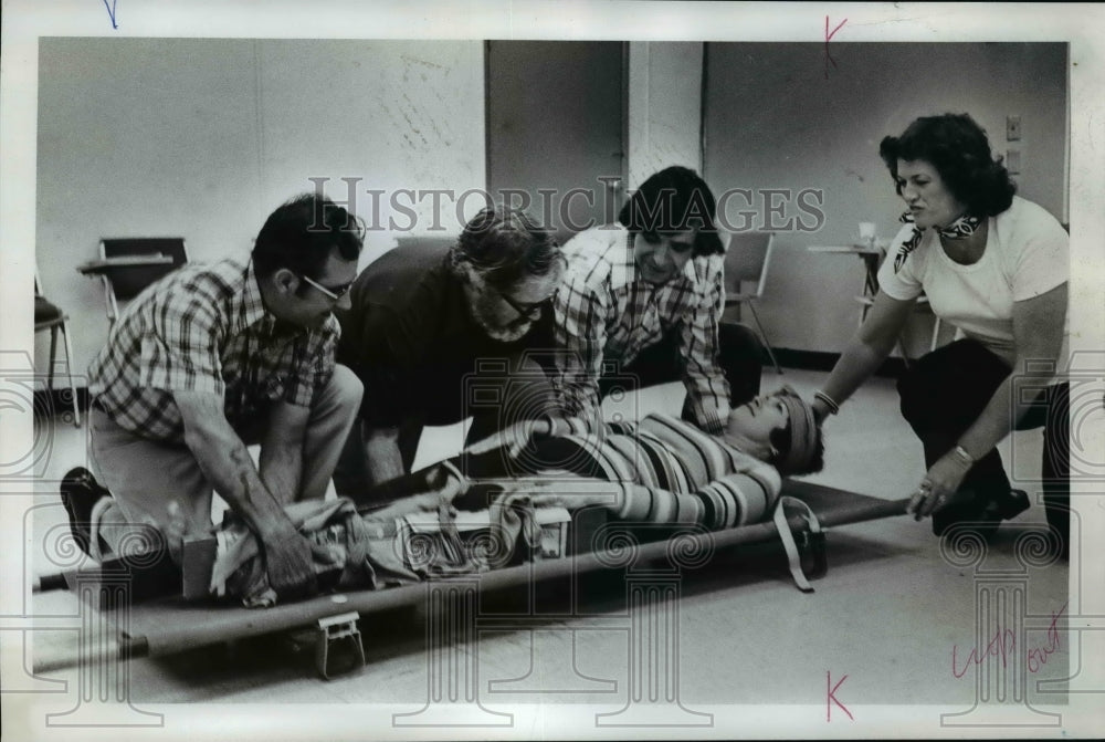 1977 Press Photo First aid-Billi Morgan-Herman Hansen,Vern Weiss,Bob Pellico- Historic Images