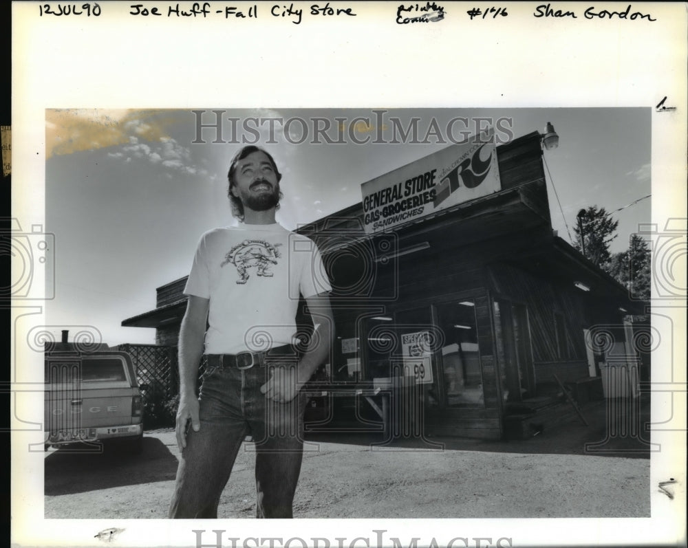 1990 Press Photo Owner Joe Huffman stand in front of Joe's Country Market- Historic Images