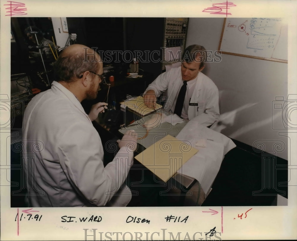 1991 Press Photo James troupe(L) & Dr. Kenneth Ward in Good Samaritan Hospital- Historic Images
