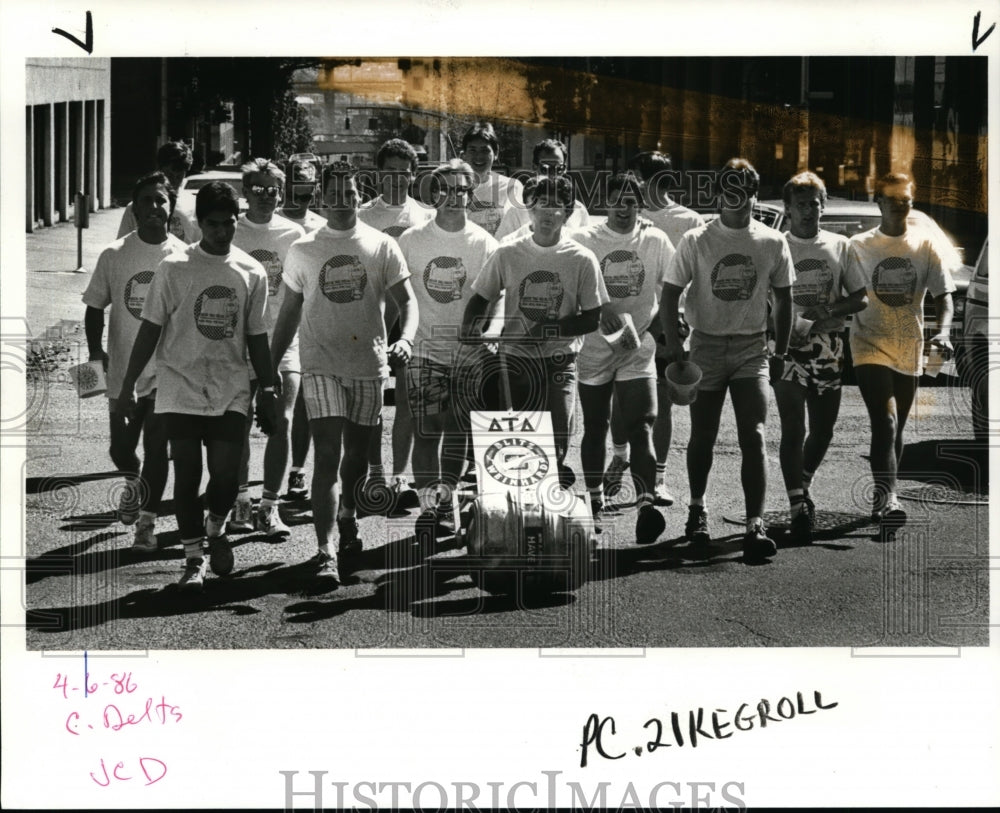 1986 Press Photo College Students Participate in Keg Roll for Kidney Association- Historic Images