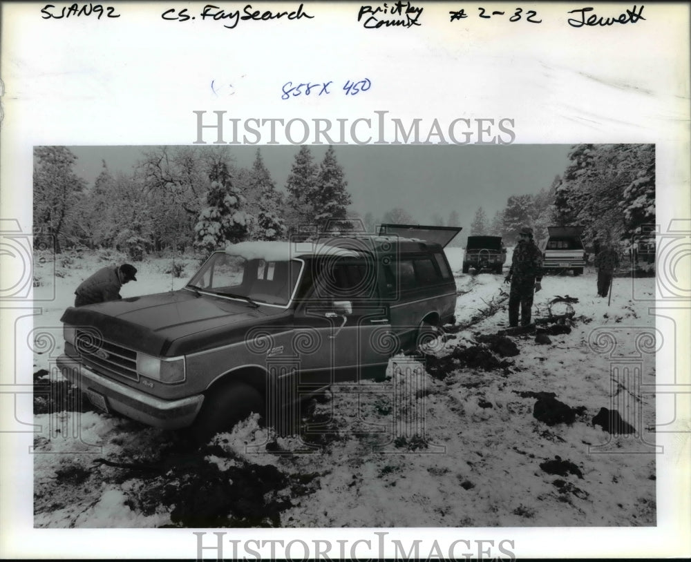 1992 Press Photo Searchers works free the truck of Mike Roelle search Corey Fay- Historic Images